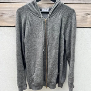 Davida kashmir hoodie  - Fin mörkgrå kashmir hoodie från Davida i storlek M. Knappt använd och i fint skick. Vid frågor eller funderingar, skriv!