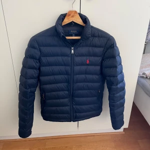 Ralph lauren jacka  - Tja säljer nu min feta Raffe jacka! 🤩Den är perfekt inför hösten 🍁🔥💯. Skick: 9/10 ⭐️ nypris: 4000kr 🍾 Priset är diskuterats! Tveka inte att fråga om ni undrar något! 🤗🤝
