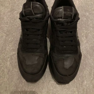 Valentino rockrunners - Hej, jag säljer mina använda rockrunners som har mycket kvar att ge. De har inga defekter och är i storleken 40 men sitter en aning större. Inget og kommer vid köp. Hör av er vid frågor eller funderingar👍