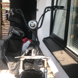 FAT Ass 1000 W ny men stått ute lite rost på framgaffeln - Har du inte tekniken för elektronik att sätta ihop den med kontroll boxen är det  inte  ngt  du bör köpa. Men. Du som har kunskap om elektronik och sådant gör ett kap ,ny köpt 2021 alldrig körd Kan även tänka mig  sälja delarna bara ett däck 3500kr