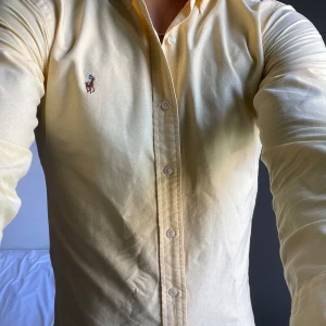 POLO skjorta - Den är ny och i väldigt fin skick. Jag har köpt den av en kompis för 1000kr men använt 5-6 gånger och jag tyckte it om färgen sen. Jag kan gå ner till 800kr men pris kan diskuteras.