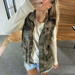 Militär väst - Supersnygg militärväst perfekt nu till hösten över stickade tröjor första två bilder är lånade