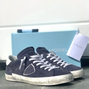 Philippe model - Ett par navy blue Philippe models som har använts typ 5 gånger utomhus. Skorna är i mycket bra skick och är i storlek 44