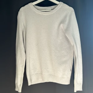 Vit stickad tröja - Stickad tröja från vila