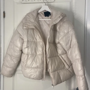 Vit pufferjacka - Säljer en vit pufferjacka, Perfekt för höst och vinter!