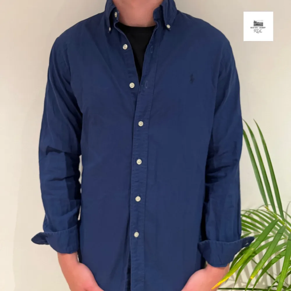 Ralph lauren skjorta | Skick - 9,5/10 | Size - S | Modell - Custom fit | Pris - 399kr | Modellen är ca 182cm lång | Fraktar via postnord eller instabox på köparens bekostnad | Hör av dig vid minsta fråga eller fundering // . Skjortor.