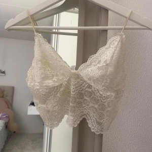 spets linne  - spets linne i jätte fint skick! vet inte vart den är i från eller vad det är för storlek då den inte har någon lapp, men gissar på xs/s, den är väldigt strechig 