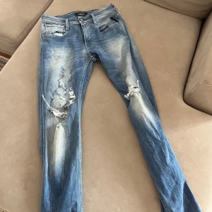 Replay anbass  - Ett par riktigt snygga replay anbass som är i storleken 29/32 men passar mer som 30/34.  Hör av er vid några funderingar😄  Kom med prisförslag😀