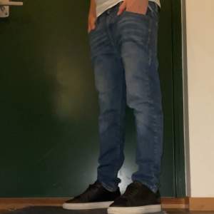 Säljer Replay jeans i väldigt bra skick, har snart ägt dom i ett år. Dom passar dig som är ungefär 150 cm lång. Jag köpte dom på nypris för 1000 kr.  Hör gärna av dig för frågor!