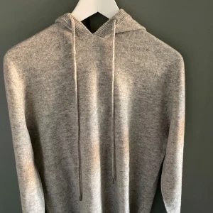 Merinoull hoodie - Tja säljer denna snygga merinoull hoodie i nyskick. Storlek M men passar S. Hör av er vid fler frågor!