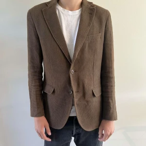 Massimo Dutti kavaj  - Massimo Dutti kavaj storlek 48 perfekt skick, bra höst kavaj använt max 3 gånger under loppet av 1 år. Skicka för mer info/bilder.