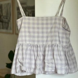 Topp - En egensydd topp med dragkedja i sidan  Passar 34-36 skulle jag säga!