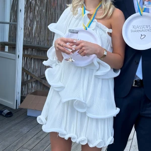 Studentklänning - Säljer min älskade studentklänning! Jättefint skick, inga defekter mer än en pytteliten fläck som knappt syns (skickar bild vid intresse)💕 Använd en gång på studenten! Storlek 34 men sitter mer som en 36!