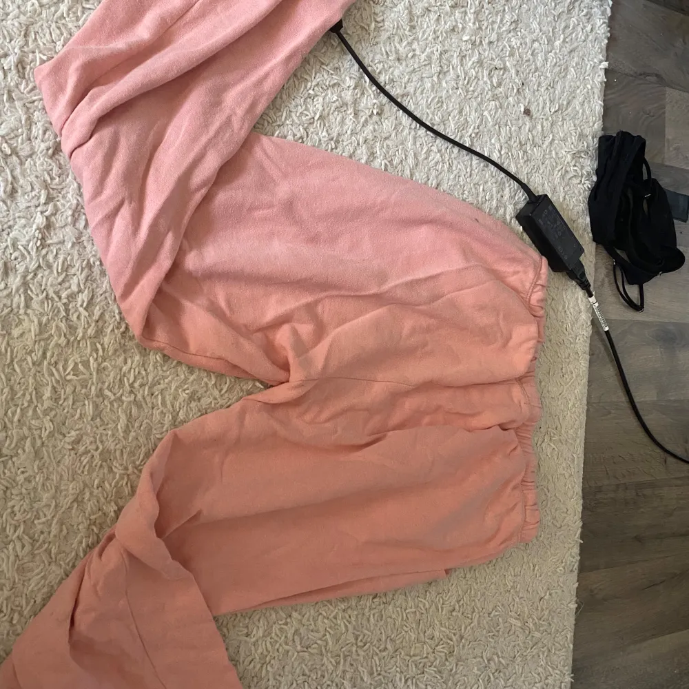 Ett par rosa mjukisar i storlek M men passar mej som bär xs/s. Farkut & Housut.