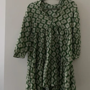 Klänning mönster - Mönstrad sommarklänning från Zara, slutsåld. Storlek S. Använd 1 gång. Köpare står för frakt alt kan mötas i Göteborg. 