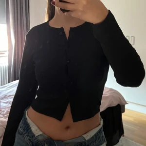 Kofta - En fin svart kofta som aldrig kommit till användning. Nyskick