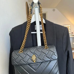 Kurt Geiger väska - Säljer min älskade Kurt Geiger väska som jag nu säljer. Väskan har några defekter (syns på bilden i annonsen) Hör av er vid intresse eller frågor❤️ 