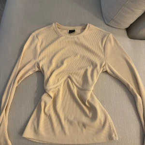 beige långärmad tröja - säljer då den inte används! har fin detalj runt midjan, lite blair waldorf liknande🥰