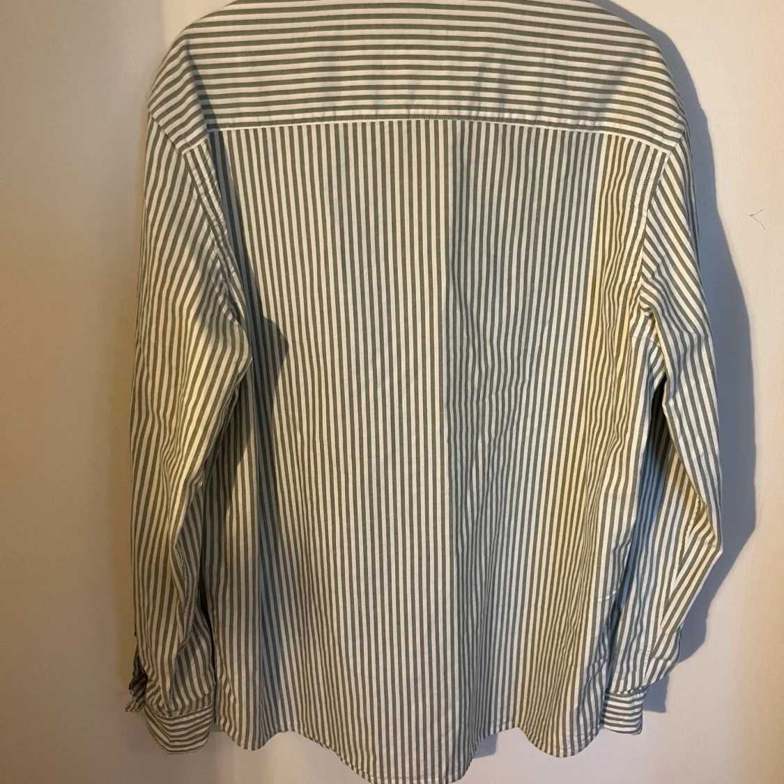 Grön/vit randig skjorta - 90