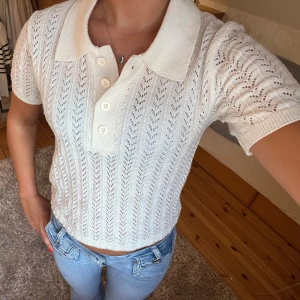 Söt stickad topp från zara - Supersöt stickad topp med krage från zara! Perfekt till hösten!🤗🧸Kan alltid diskutera pris!