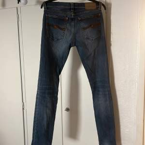 Säljer ett par riktigt snygga nudie jeans i storleken 29/32. Sitter riktigt snyggt och är använda Max 3 gånger så skicket e toppen. Väldigt snygg i färgen också😊