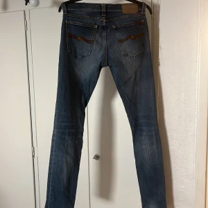 Nudie jeans - Säljer ett par riktigt snygga nudie jeans i storleken 29/32. Sitter riktigt snyggt och är använda Max 3 gånger så skicket e toppen. Väldigt snygg i färgen också😊