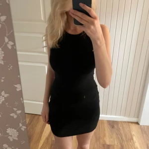 Svart ärmlös klänning - Svart miniklänning från zara🩵Superskönt material och storlek s