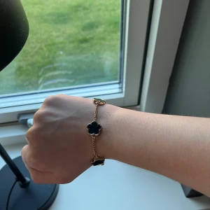 Armband  - Säljer detta super fina armbandet som aldrig är använt .