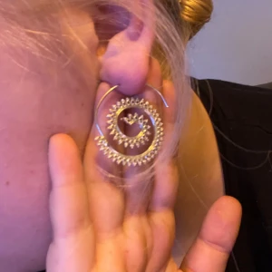 Sprial öronhänge  - Spiral, metall öronhänge boho/hippie