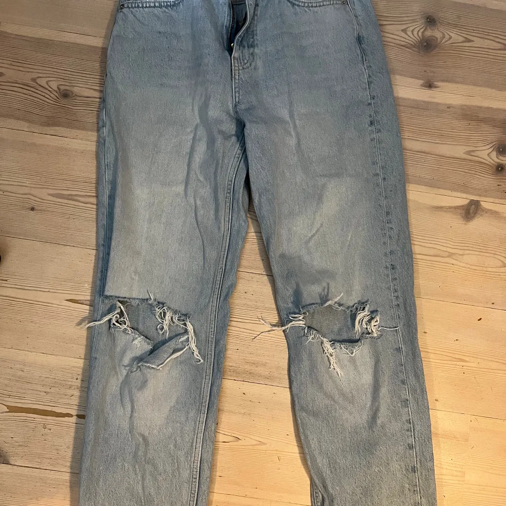 Blåa jeans med hål i från Gina tricot . Jeans & Byxor.