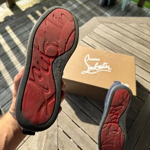 Louboutin skor - Tjo! Säljer mina loubs då dem har blivit för små! Skorna är rätt så använda men skicket är 7/10, kvittot hittas inte därav priset! Box dustbag samt tillbehör medföljer 🔥Tveka inte på att ställa frågor samt fler bilder.  Stl 41 men passar 42! Ej fast
