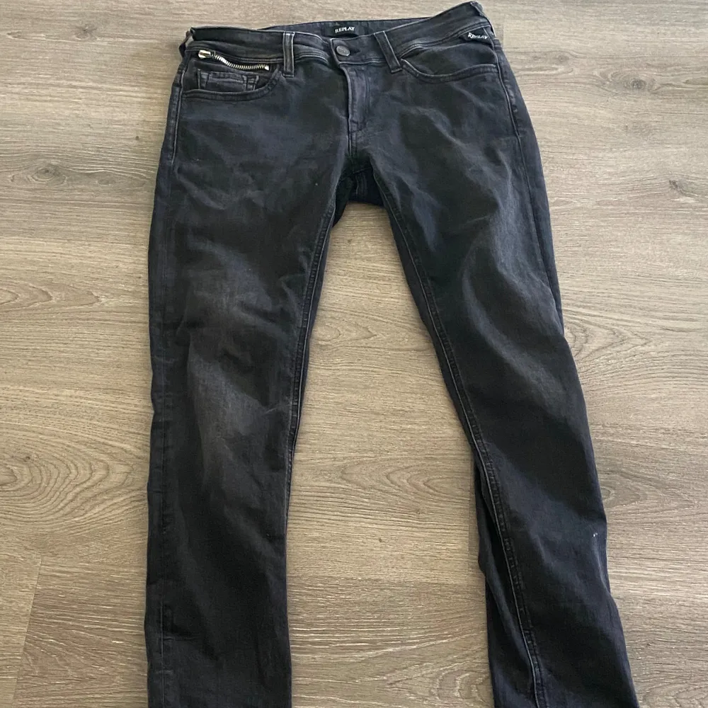 Hej! Säljer ett par unika replay jeans i färgen svart och storleken w28 L 30. Var inte rädda på att ställa frågor, kan sänka priset vid snabb betalning.. Jeans & Byxor.