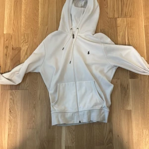 Säljer polo zip hoodie  - Helt splitter ny nästan aldrig använd. Gött att ha en lite varmare tröja inför hösten vinter, varför inte denna då.