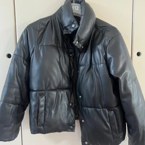 Höst/vinterjacka - Fin jacka i PU läder, nypris 1000:-
