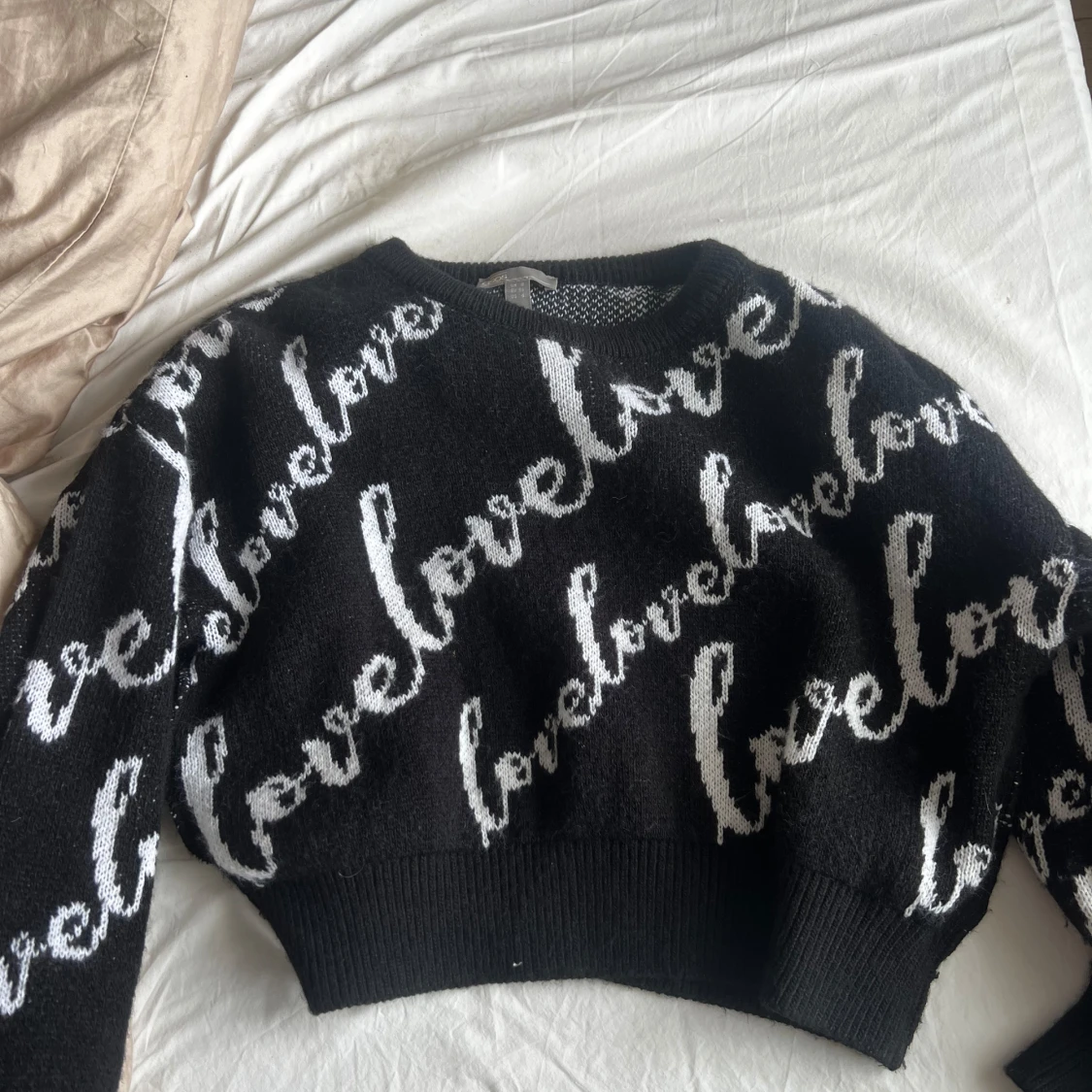 Svart, vit sweatshirt/stickad tröja med text från ASOS - 90