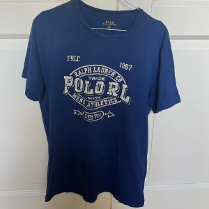 Polo Ralph Lauren - Ralph Lauren T-shirt i skick 9/10 om man tvättar pch stryker blir det 10/10. Tröjan är storlek M men sitter litet så passar mer S. Kom gärna om ni har några frågor.