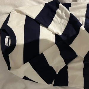 Randig tröja  - Säljer denna tröjan som aldrig kommit till användning 