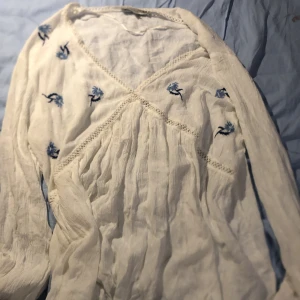 Blå blommig blus 🦋🩵 - En vit blus med blå blommor, köpt second hand, strl XL 🦋🦋 Klicka inte på köp! Kontakta mig istället ❤️ Jag tar emot Swish och bara att mötas upp ❤️