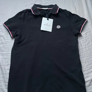 Moncler piké  - Bara använd några gånger. 9/10 skick