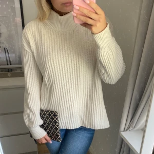 Stickad tröja  - Jättefin vit stickad tröja med polo krage! Så snygg o passar till allt! Hör av er vid frågor! 