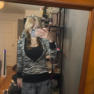 Zebra zip up hoodie - Super fin zebra zip up hoodie💖de står att den är storlek S men är jätte liten på mig med storlek S❤️skulle snarare säja den är Xs eller xxs
