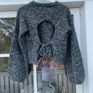 Stickad tröja med öppen rygg  - Stickad tröja med öppen rygg från NA-KD, använd en gång🖤storlek M men passar även S. Nypris 449kr!