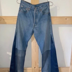 Vintage levis - Levi’s vintage från Paris. Collectivo Paris heter butiken. Specialsydda :-) jag är 161 cm lång, de är lite för långa för mig men passar i klackar (sista bilden med klack) Skulle säga att dessa passar en waist 26-27 och längd 32 💞