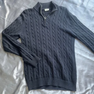 JOHN HENRIC 1/4 ZIP - Sjysst John Henric 1/4 zip, marinblå och köpt till nypris för 899kr. Inga fel alls utan är i mycket fint skick, hör av er vid intresse eller frågor :)