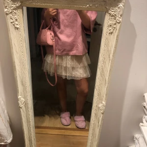 Kjol - En jätte söt volang kjol i ljusrosa. Kommer inte till någon användning längre, bra skick och använd ett fåtal gånger. Skriv för fler bilder eller frågor 