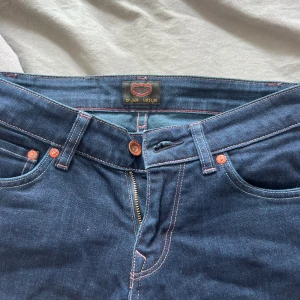 Crocer jeans W23 L30 - Snygga crackerjeans i väldigt bra skick!  