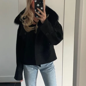 Intressekoll meotine jacka - Intressekoll på min fina meotine jacka. I köpt 2021 o använd en del men fof i fint skick! Den är i storlek m/l men passar mig som brukar ha s perfekt 💕 kollar mest vad folk hade kunnat betala för den. Skriv prisförslag!