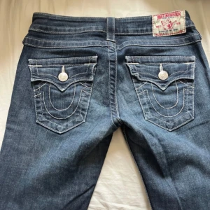 True religion low waist - Jeans med låg midja knappt använda 2 gånger för de är för lång för mig. Det är ju storlek 26 vilket motsvarar S och det är raka jeans. Skriv för fler bilder