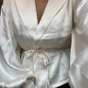 Blus - Blus från Molly Rustas kollektion med NA-KD. Tagit bort axelvaddarna. Storlek 32