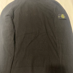 Stone island tröja  - Säljer nu en stickad Stone island tröja som är i väldigt fint skick. Det är storlek 170 men den passar mig som har storlek S